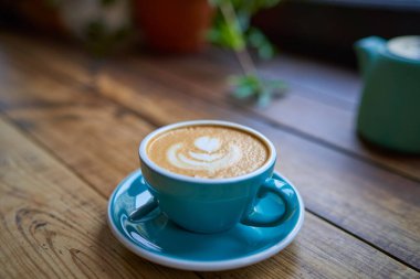 Kadınların elinde bir fincan nefis, koyu kahve. İçkiler, yaşam tarzı, iş, geçmiş