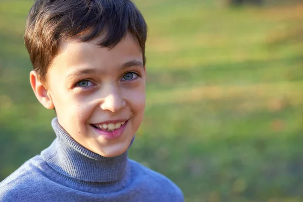 Портрет мальчика с большой улыбкой снаружи — стоковое фото