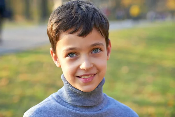 Портрет мальчика с большой улыбкой снаружи — стоковое фото