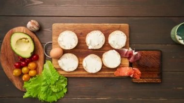 Somon, pastırma ve avokadodan keto burger yapıyorum. Hareket animasyonunu durdur. Keto sandviçi