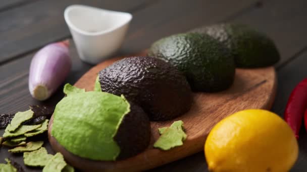 Processo di cottura di guacamole fatti in casa e tortilla chips. Ferma il video del cibo. Guacamole da cucina. — Video Stock