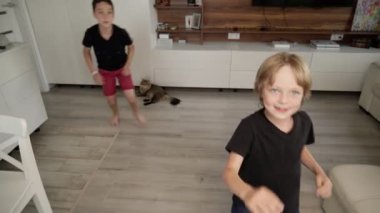Bir yetişkin çocuklara şekerle davranır. Çocuklar şeker alır..