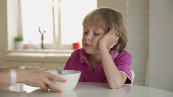 7-jähriger kaukasischer Junge weigert sich, Suppe zu essen. Kinderhasssuppe — Stockvideo