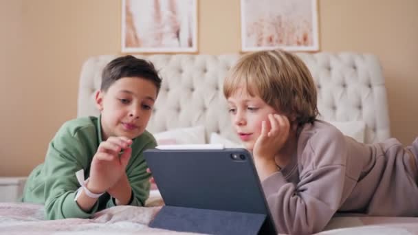 Hermanos con tablet en sala de luz. Niños, niños jugando juegos en la tableta, emociones. Durante el día. Jugar juegos de ordenador. — Vídeos de Stock