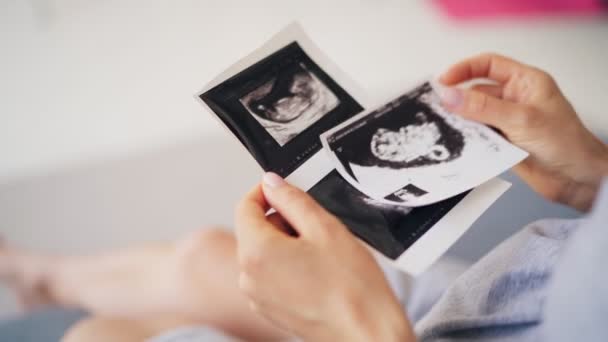Красивая беременная жена с ультразвуковым снимком ребенка в руке. Беременная женщина и концепция охраны материнства — стоковое видео