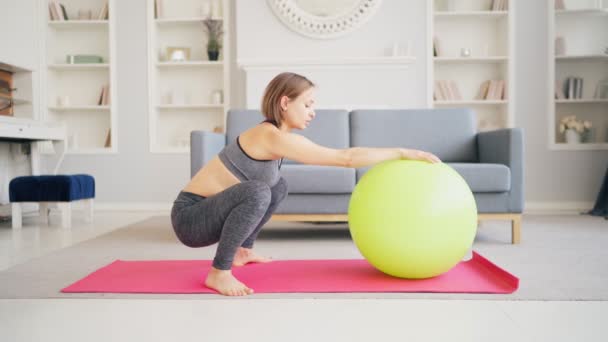 Exercício de mulher grávida com bola de Pilates em uma sala de estar — Vídeo de Stock