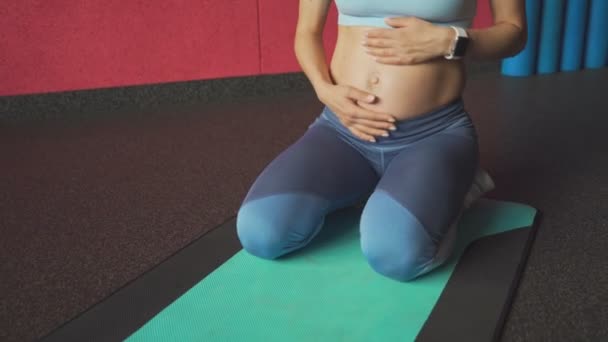 Mujer embarazada acariciando el abdomen yoga. Entrenando para dos — Vídeos de Stock