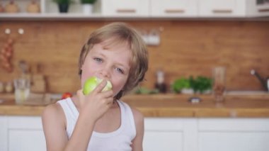 Elma yiyen komik çocuk. Yeşil elmalı yakışıklı çocuk. Sağlıklı yemek. Meyveler. Afiyet olsun..