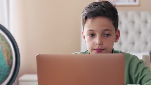 Petit garçon pendant la quarantaine COVID-19 fréquentant une classe d'école en ligne depuis sa chambre — Video