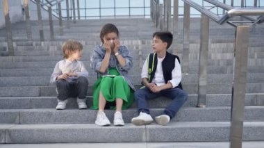 Anne ve çocuklar koronavirüs salgını sırasında okula giderken maske takıyorlar. Hastalığı önlemek için güvenlik maskesi. Anne ve çocuklar covid 19 salgını sırasında okuldalar. Kadın çocuk maskesi takıyor.