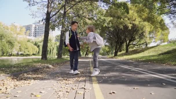 Konflikt mellan två skolpojkar. Pojkar börjar slåss på skolgården. — Stockvideo