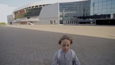 Sırt çantalı öğrenci güneşli bir günde ders almak için üst kata çıktı. Ön görünüm