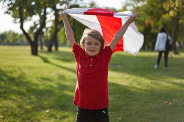 Beyaz Rusya 'da bir protestoda olan insanlar. Protestoda bayraklı bir çocuk.