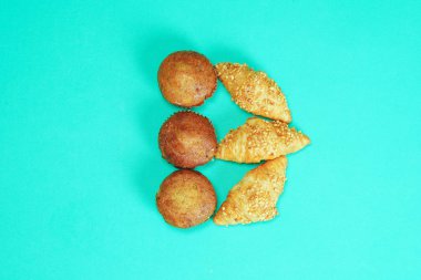 Kruvasan ekmek ve Muz kek İngiliz alfabesi üzerine yapıştırılan bir g