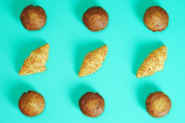 Kruvasan ekmek ve Muz kek yeşil bir arka plan üzerine yapıştırılmış, c