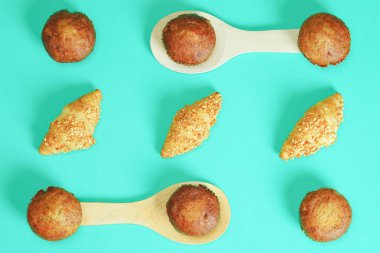 Kruvasan ekmek ve Muz kek yeşil bir arka plan üzerine yapıştırılmış, c