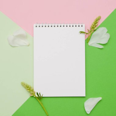 Çiçekler ve geometrik arka plan üstünde defter kompozisyonu. Tasarımınız için alay. Düz yatıyordu.