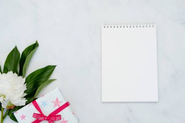 Çiçekler ve beyaz arka plan üstünde defter kompozisyonu. Tasarımınız için alay. Düz yatıyordu.