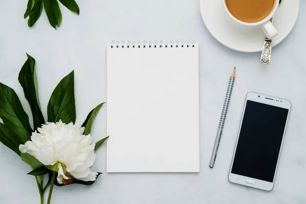 Çiçek, kahve, smartphone ve beyaz arka plan üstünde defter ile kompozisyon. Tasarımınız için alay. Düz yatıyordu.