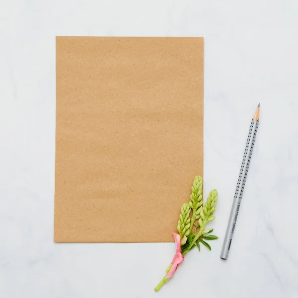 Çiçekler ve craft kağıt üzerinde beyaz arka plan ile kompozisyon. Tasarımınız için alay. Düz yatıyordu.