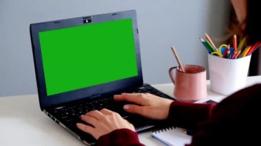 Omuz atış üstünde a laptop ile a anahtar-Yeşil perde yazarak bir kadının üzerinde.