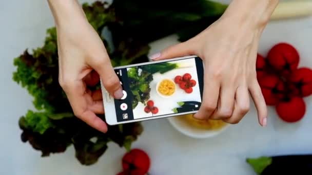 Concepto de bloguero de comida. Manos con el teléfono fotos de cerca de la comida . — Vídeos de Stock