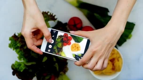 Concepto de bloguero de comida. Manos con el teléfono fotos de cerca de la comida . — Vídeos de Stock