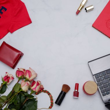 Kırmızı öğeler ile kompozisyon: çiçek ve beyaz arka plan üzerinde sevimli kadınsı aksesuarları. Kadın blogger kavramı.