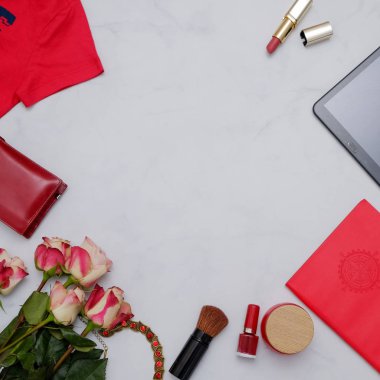 Kırmızı öğeler ile kompozisyon: çiçek ve beyaz arka plan üzerinde sevimli kadınsı aksesuarları. Kadın blogger kavramı.