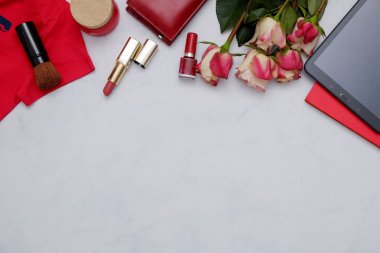 Kırmızı öğeler ile kompozisyon: çiçek ve beyaz arka plan üzerinde sevimli kadınsı aksesuarları. Kadın blogger kavramı.