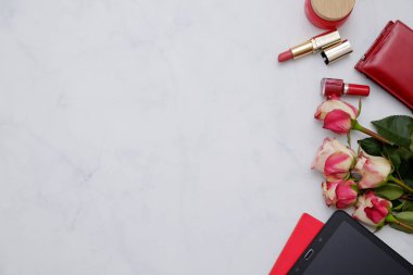 Kırmızı öğeler ile kompozisyon: çiçek ve beyaz arka plan üzerinde sevimli kadınsı aksesuarları. Kadın blogger kavramı.