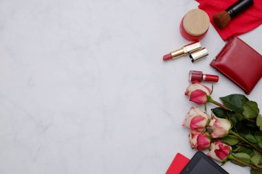 Kırmızı öğeler ile kompozisyon: çiçek ve beyaz arka plan üzerinde sevimli kadınsı aksesuarları. Kadın blogger kavramı.