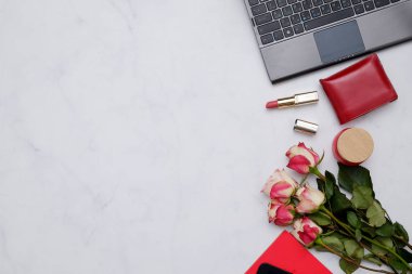 Kırmızı öğeler ile kompozisyon: çiçek ve beyaz arka plan üzerinde sevimli kadınsı aksesuarları. Kadın blogger kavramı.