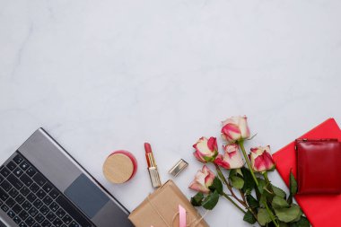 Kırmızı öğeler ile kompozisyon: çiçek ve beyaz arka plan üzerinde sevimli kadınsı aksesuarları. Kadın blogger kavramı.