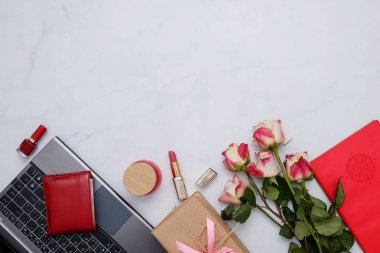 Kırmızı öğeler ile kompozisyon: çiçek ve beyaz arka plan üzerinde sevimli kadınsı aksesuarları. Kadın blogger kavramı.