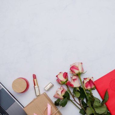 Kırmızı öğeler ile kompozisyon: çiçek ve beyaz arka plan üzerinde sevimli kadınsı aksesuarları. Kadın blogger kavramı.