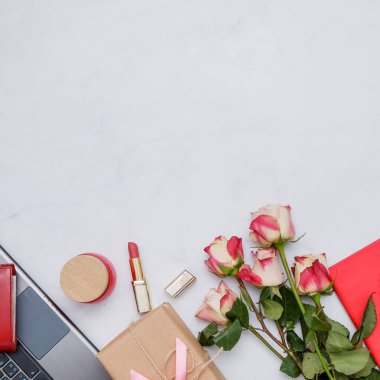 Kırmızı öğeler ile kompozisyon: çiçek ve beyaz arka plan üzerinde sevimli kadınsı aksesuarları. Kadın blogger kavramı.