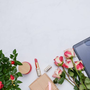 Kırmızı öğeler ile kompozisyon: çiçek ve beyaz arka plan üzerinde sevimli kadınsı aksesuarları. Kadın blogger kavramı.