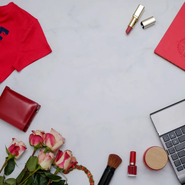 Kırmızı öğeler ile kompozisyon: çiçek ve beyaz arka plan üzerinde sevimli kadınsı aksesuarları. Kadın blogger kavramı.