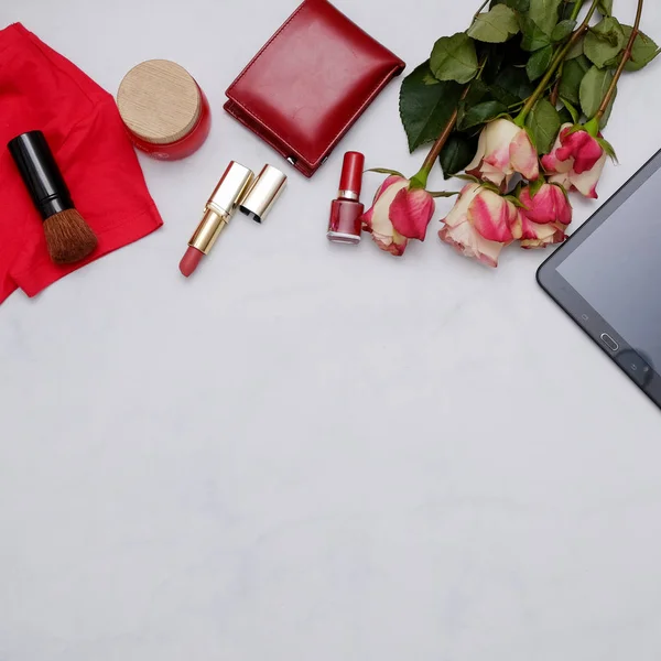 Kırmızı öğeler ile kompozisyon: çiçek ve beyaz arka plan üzerinde sevimli kadınsı aksesuarları. Kadın blogger kavramı.