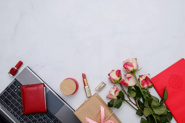 Kırmızı öğeler ile kompozisyon: çiçek ve beyaz arka plan üzerinde sevimli kadınsı aksesuarları. Kadın blogger kavramı.