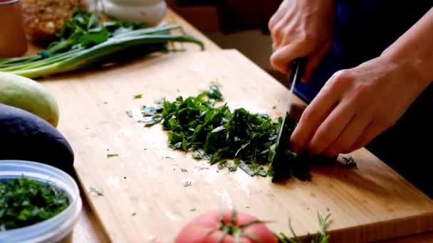 Woman cutting parsley — Stock Video