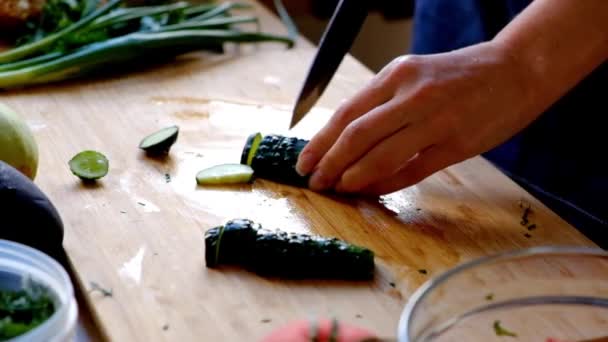 Kadın kesim salatalık — Stok video