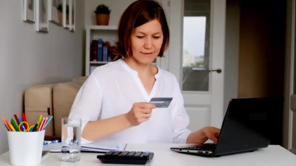 Жінка робить замовлення через інтернет, оплачуючи онлайн — стокове відео