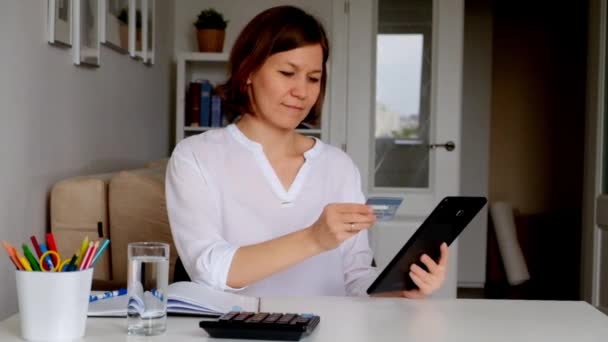 Mujer haciendo orden a través de Internet, pagando en línea — Vídeo de stock