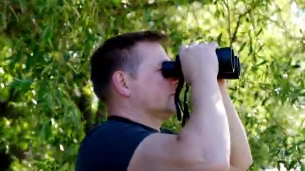 젊은 여행자 남자 지주 쌍안경 — 비디오