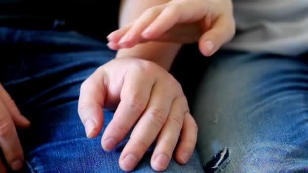 Freundschaft und Liebe von Mann und Frau: zwei Hände, die sich verbinden — Stockvideo