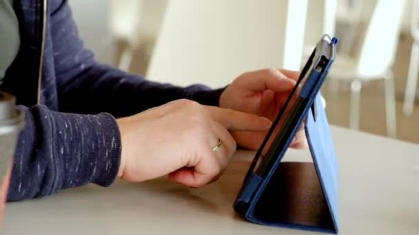 Homme d'âge moyen travaillant avec tablette PC et boire du café à l'aire de restauration — Video