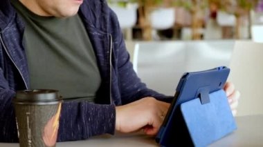 Tablet pc ile çalışma ve gıda sarayda kahve içme orta yaşlı adam