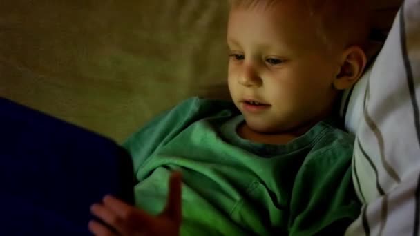 Menino brincando com Tablet à noite — Vídeo de Stock